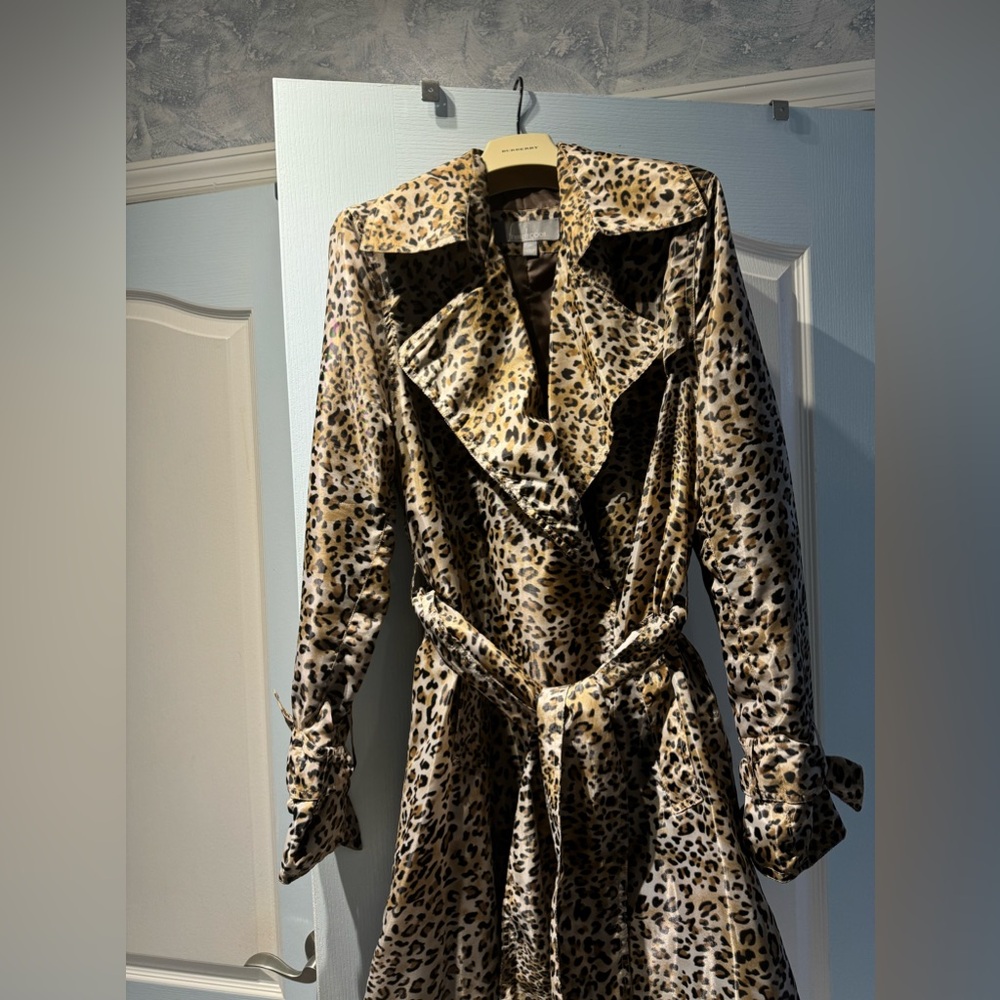 Trench coat. Size medium.